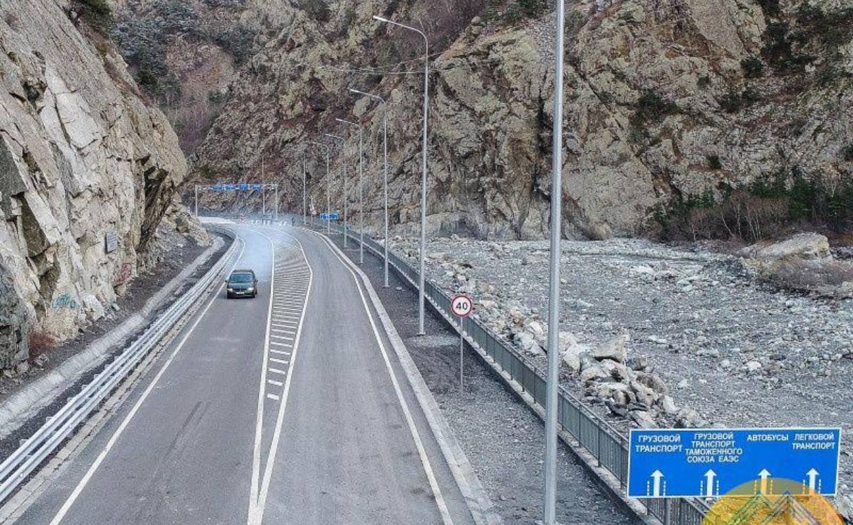 Ларс снова под нагрузкой: дорогу на границе с Россией срочно приводят в порядок после зимы