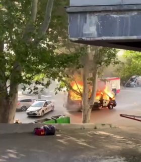 Вчера в Тбилиси загоревшееся маршрутное такси въехало на территорию АЗС