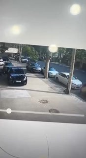 В социальных сетях появились шокирующие  кадры, демонстрирующие, как автомобиль сбил женщину, двигавшуюся по тротуару…