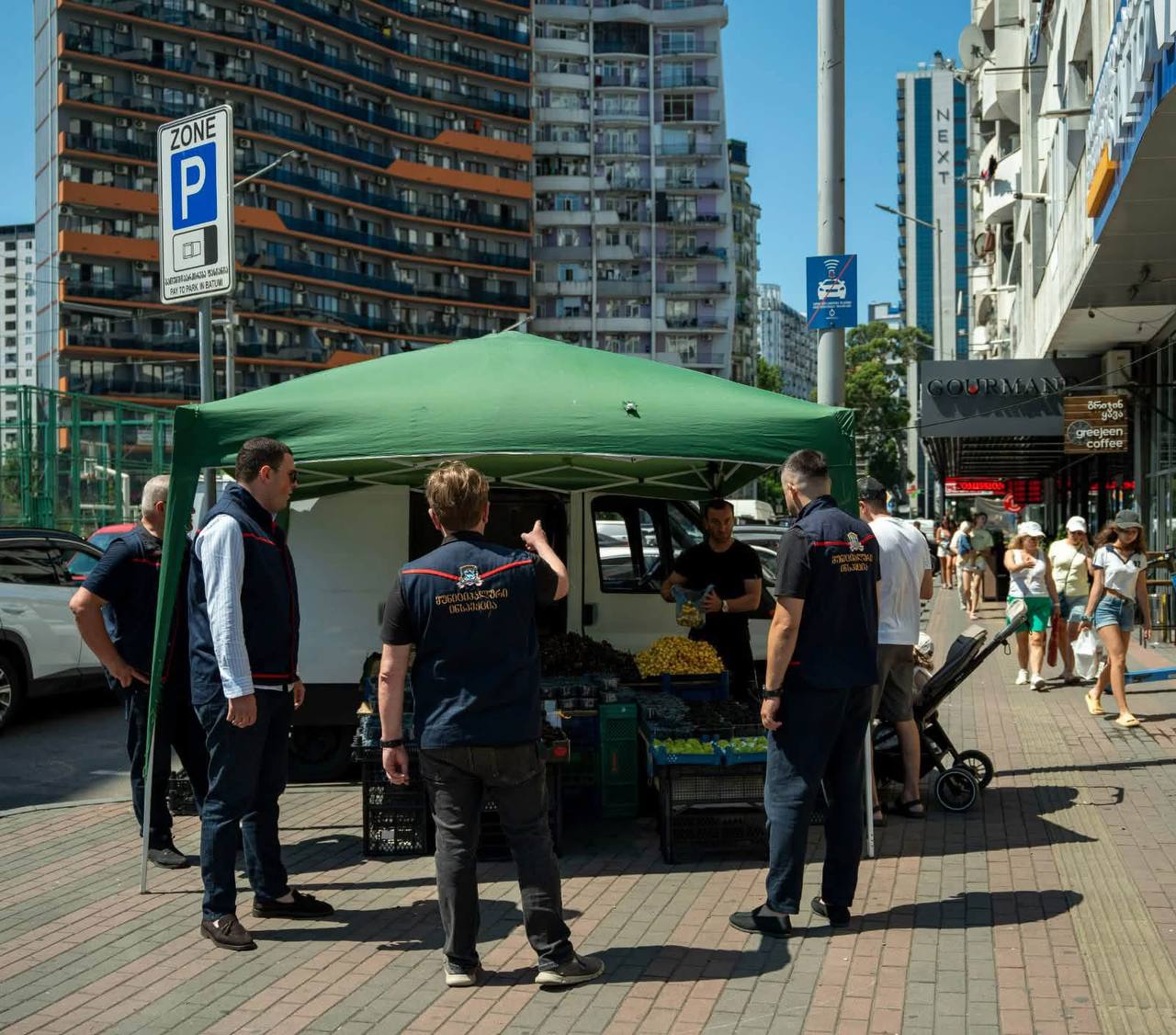 В Батуми начали зачищать стихийную торговлю: власти усилили контроль в разгар туристического сезона