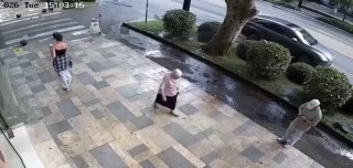 Мотоциклист сбил женщину прямо на тротуаре в Тбилиси — и скрылся