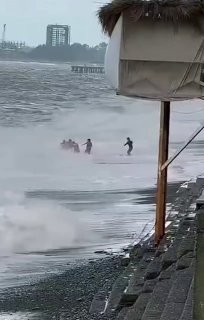 🌊 В Кобулети спасатели вытащили из воды тонущего мужчину.
